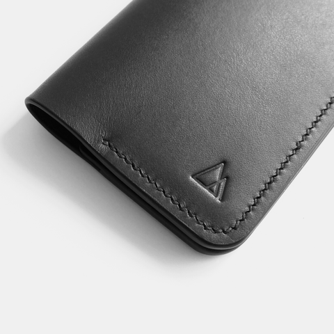 bifold leather card holder - handmade in black vegetable tanned leather - made in france - porte cartes a volet en cuir noir a tannage végétale naturel pleine fleur - darksails