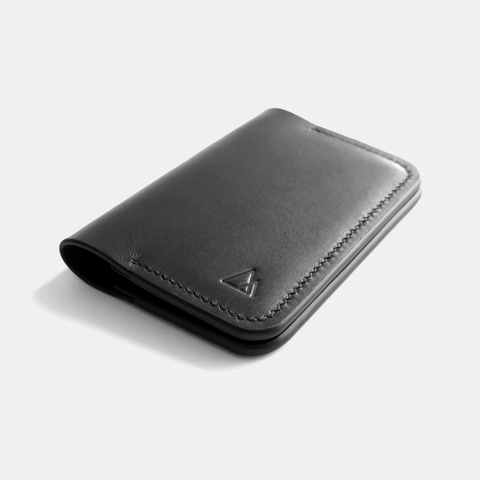 bifold leather card holder - handmade in black vegetable tanned leather - made in france - porte cartes a volet en cuir noir a tannage végétale naturel pleine fleur - darksails