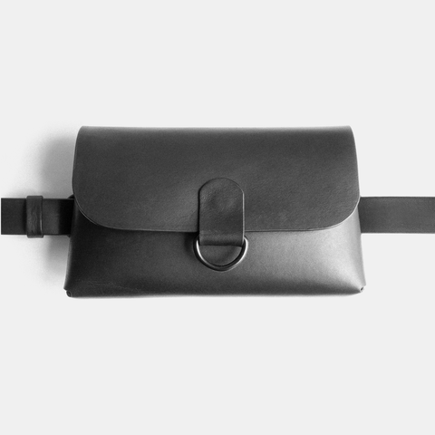 leather belt bag - handmade in black full grain vegetable tanned leather - made in france - sac ceinture en cuir noir à tannage végétale naturel pleine fleur - darksails