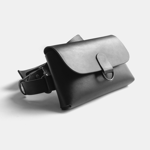 leather belt bag - handmade in black full grain vegetable tanned leather - made in france - sac ceinture en cuir noir à tannage végétale naturel pleine fleur - darksails