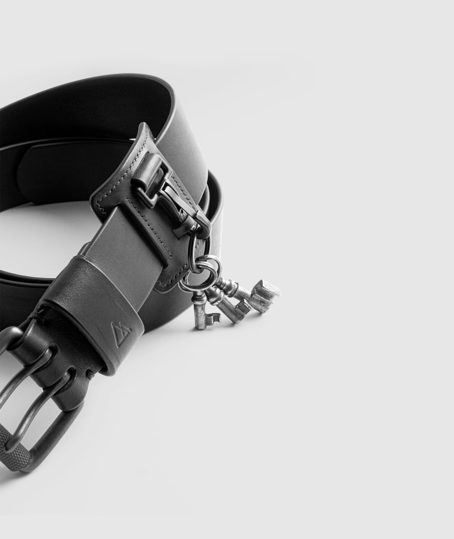 Black handmade leather belt keychain by darksails - porte clefs de ceinture faite main en cuir noir