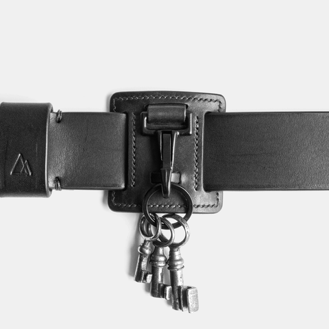 leather belt keychain - handmade in black full grain vegetable tanned leather - made in france - porte-clés de ceinture en cuir noir à tannage végétale naturel pleine fleur - darksails