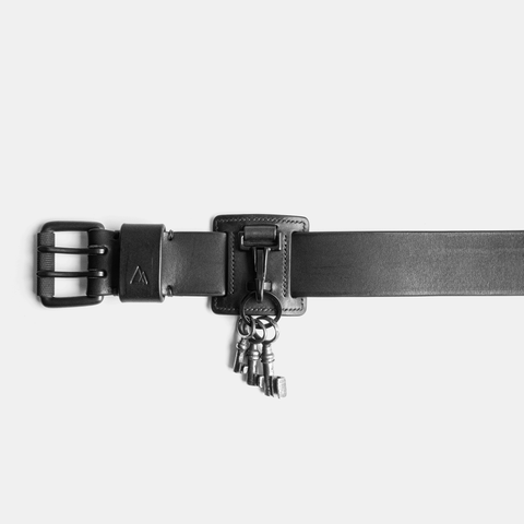 leather belt keychain - handmade in black full grain vegetable tanned leather - made in france - porte-clés de ceinture en cuir noir à tannage végétale naturel pleine fleur - darksails