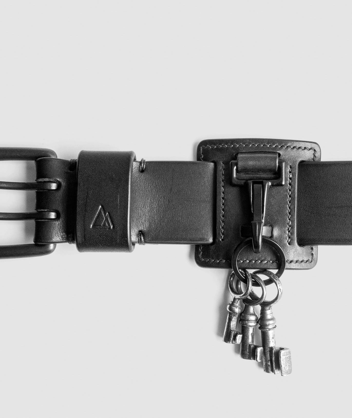 Black handmade leather belt keychain by darksails - porte clefs de ceinture faite main en cuir noir