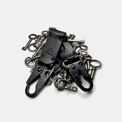 leather keychain - handmade in black full grain vegetable tanned leather - made in france - porte-clés en cuir noir à tannage végétale naturel pleine fleur - darksails