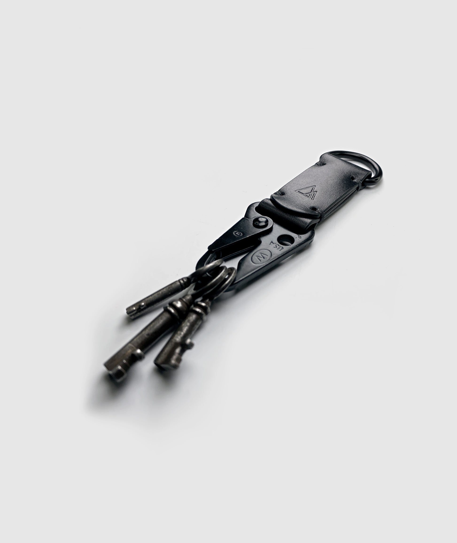 Black handmade leather snap hook keychain by darksails - porte clefs fait main en cuir noir