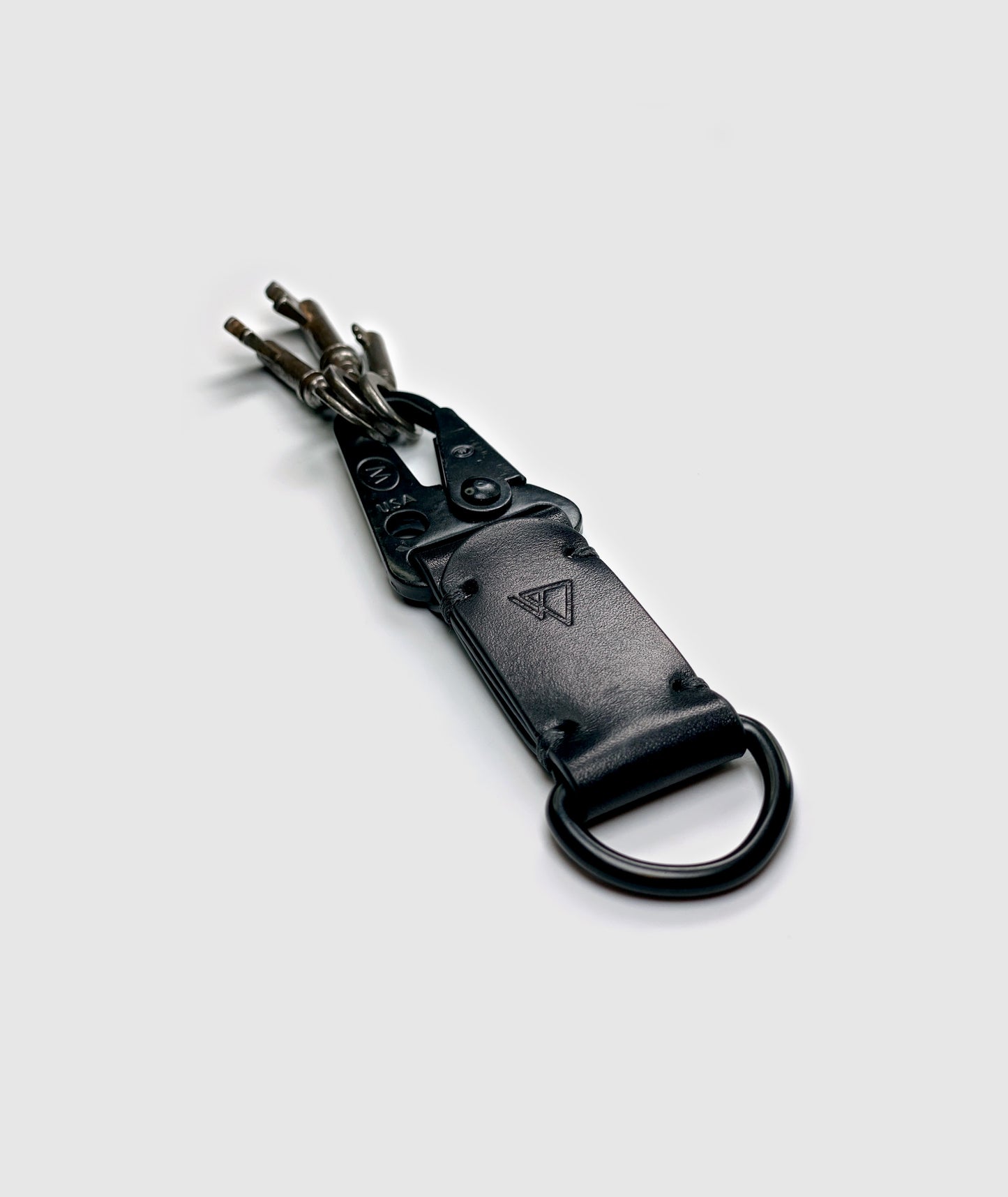 Black handmade leather snap hook keychain by darksails - porte clefs fait main en cuir noir