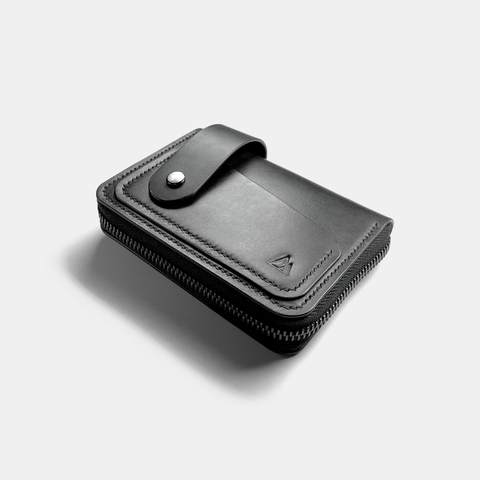 compact leather zip wallet - handmade in black full grain vegetable tanned leather - made in france - portefeuille zippé compacte en cuir noir à tannage végétale naturel pleine fleur - darksails 