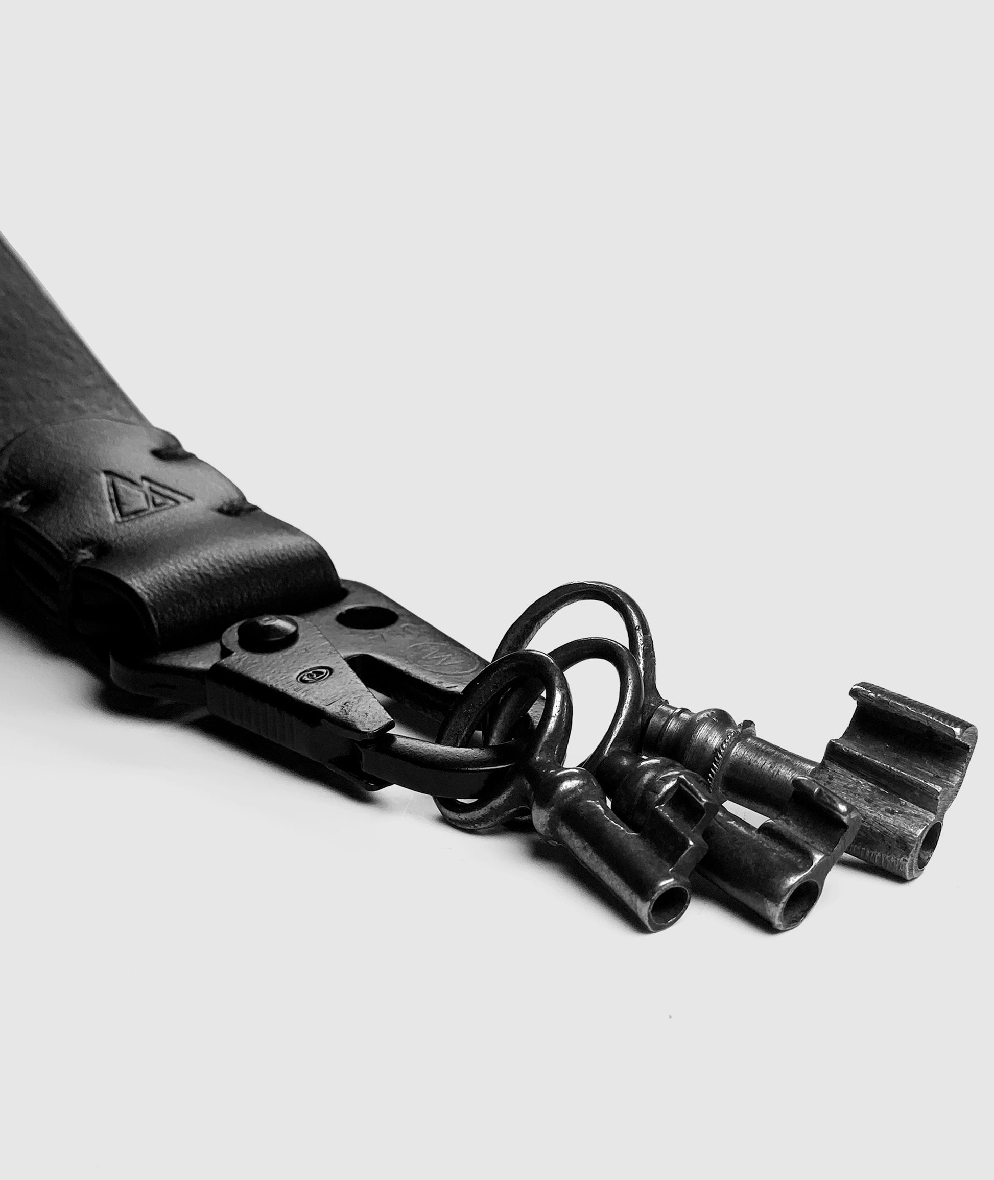 Black handmade long leather snap hook keychain by darksails - luxury leathergoods - porte clefs en cuir noir fait main