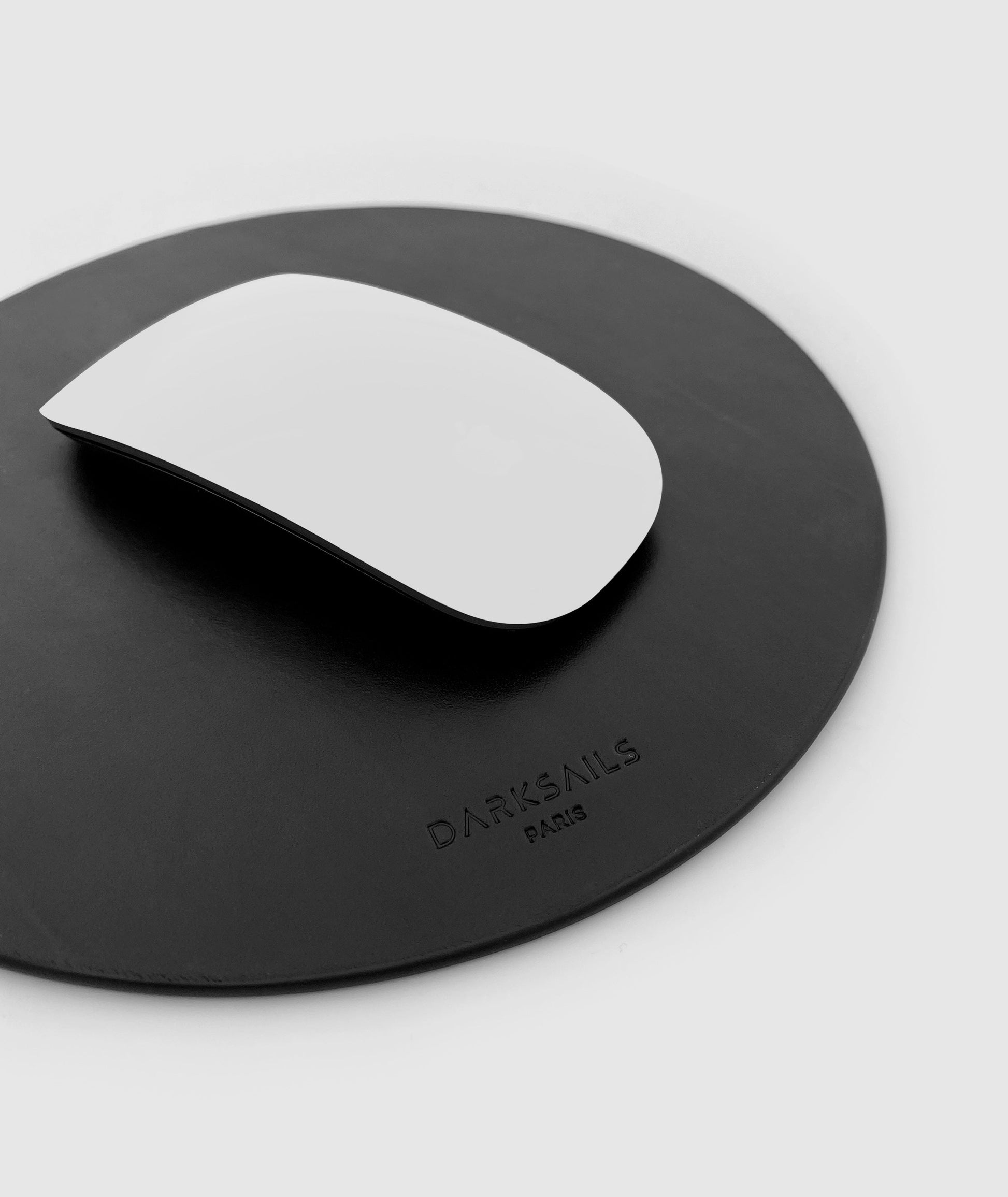 Black round leather mouse pad by darksails - tapis de souris rond en cuir noir fait main