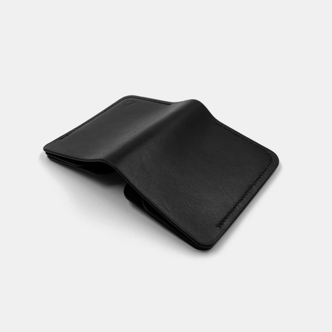 slim bifold leather wallet - handmade in black full grain vegetable tanned leather - made in france - Portefeuille minimaliste en cuir noir à tannage végétale naturel pleine fleur - darksails