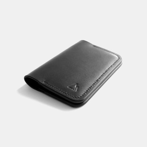 Porte-cartes cuir noir fermé vue angulaire montrant taille compacte