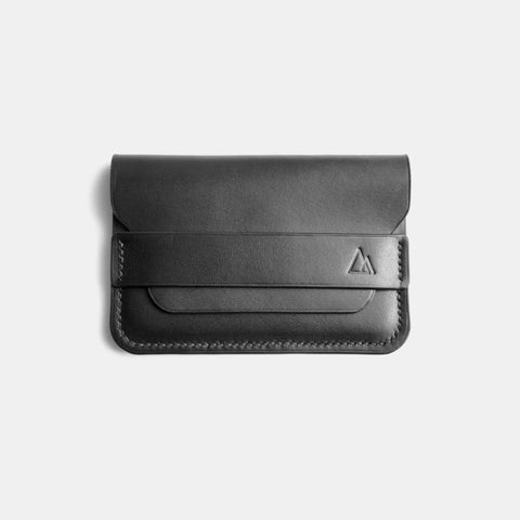 Porte-cartes cuir noir montrant le point sellier et logo