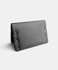 Porte-cartes cuir noir homme, fait main, point sellier et rivets