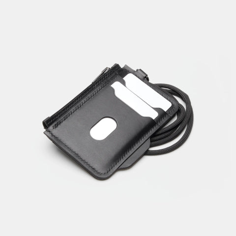 Porte-cartes cuir noir avec cordon paracorde enroulé derrière