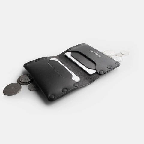 Porte-cartes cuir noir à plat avec cartes et pièces