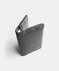 Porte-cartes cuir noir debout montrant le détail des rivets