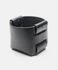 Panier vide-poche en cuir noir vu de trois quarts, avec intérieur non doublé visible