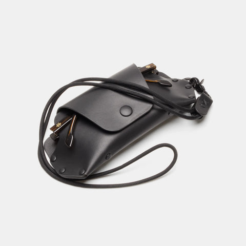Étui à lunettes cuir noir à clipser sur un sac