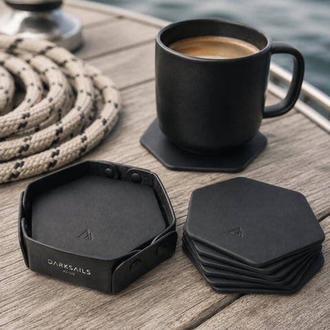Dessous de verre cuir noir hexagonal avec tasse à café sur bois