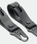 Gros plan porte-clés cuir EDC noir avec mousqueton HK et bouton de col