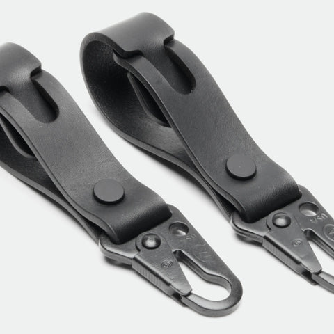 Gros plan porte-clés cuir EDC noir avec mousqueton HK et bouton de col
