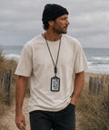 Porte-badge cuir noir pour homme porté en tour de cou en extérieur