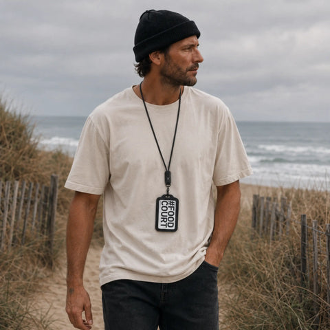 Porte-badge cuir noir pour homme porté en tour de cou en extérieur