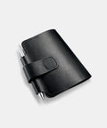 Protège-cahier cuir noir fermé avec boucle stylo et design minimaliste