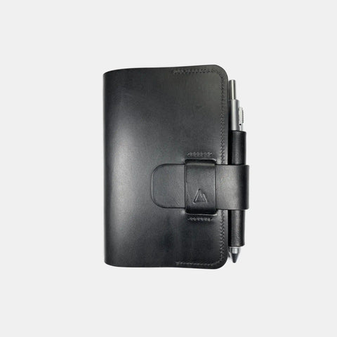 Protège-cahier cuir noir avec fermeture rabat et languette cuir