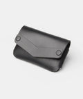 Porte-cartes origami en cuir noir avec rabat enveloppe et bouton-pression
