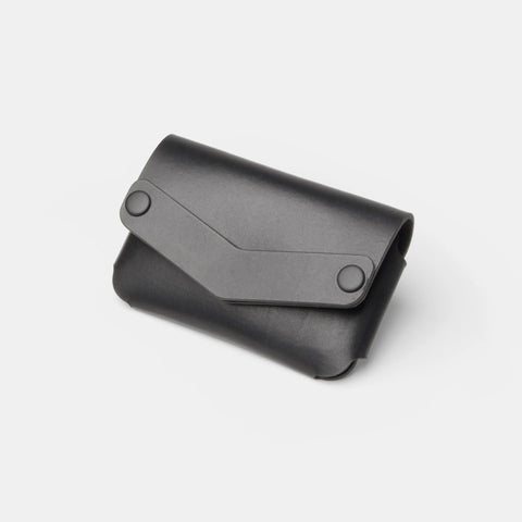 Porte-cartes origami en cuir noir avec rabat enveloppe et bouton-pression