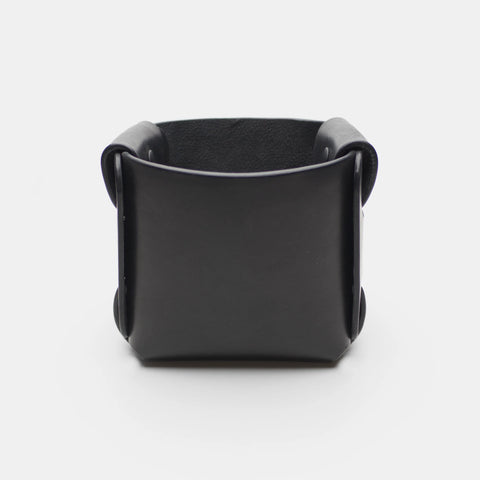Panier de rangement carré en cuir noir vu de face