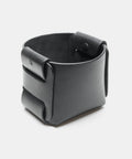 Panier de rangement en cuir noir vu de trois quarts, avec construction pliée et emboîtée