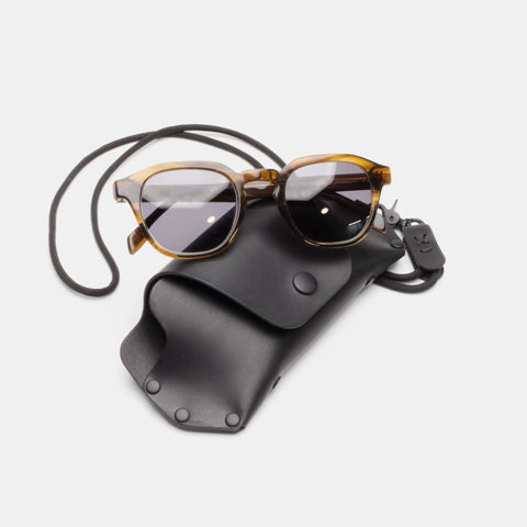 Étui à lunettes de soleil cuir noir à cordon, monture écaille
