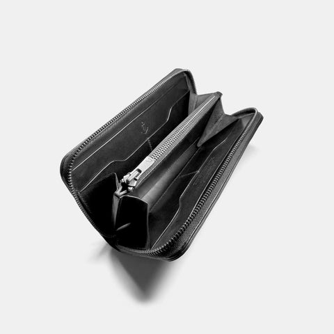 Intérieur portefeuille cuir noir montrant fentes cartes et compartiments billets