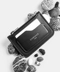 Pochette zippée cuir noir porte-cartes dans cadre naturel