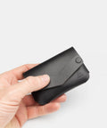Porte-cartes origami compact tenu en main, portefeuille minimaliste homme