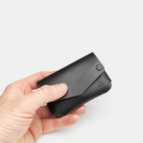 Porte-cartes origami compact tenu en main, portefeuille minimaliste homme