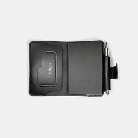 Protège-cahier cuir ouvert montrant agencement intérieur et porte-stylo