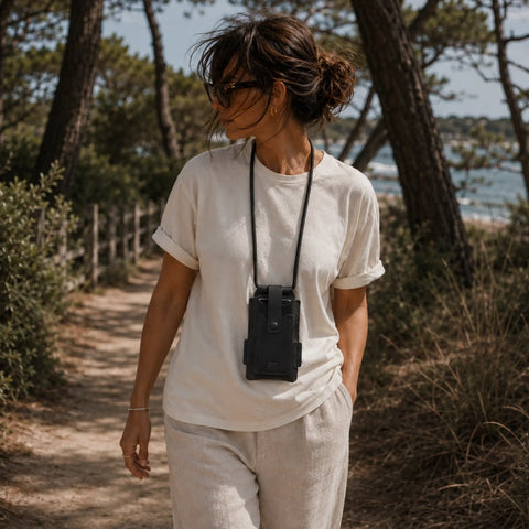 Étui téléphone tour de cou en cuir porté mains libres en balade