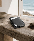 Porte-cartes cuir homme fin posé sur table en bois, usage quotidien