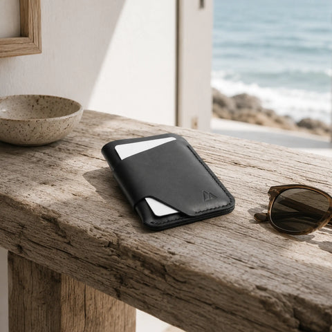 Porte-cartes cuir homme fin posé sur table en bois, usage quotidien