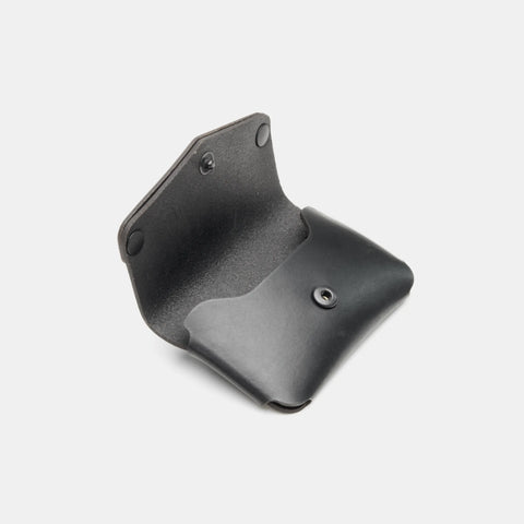 Porte-cartes origami ouvert révélant le pliage du cuir sans couture