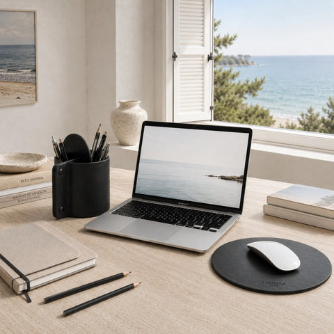 Tapis de souris rond en cuir noir sur bureau en bois avec vue océan