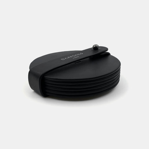 Lot sous-verres ronds cuir avec support ouvert montrant rangement