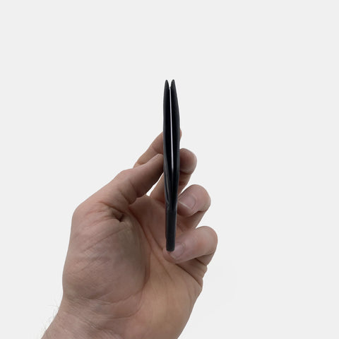 Porte-cartes fin montrant profil ultra-plat dans la main