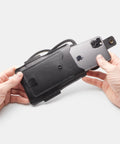 Étui téléphone tour de cou en cuir accueillant un iPhone, accès facile